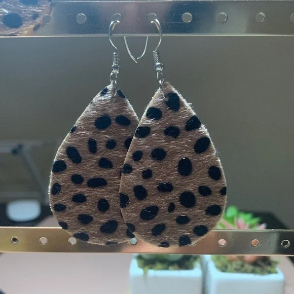 𝅺SALE💚 any 3 for $18 💚  Dark Leopard Cheetah Teardrop Earrings Drop - Picture 3 of 3